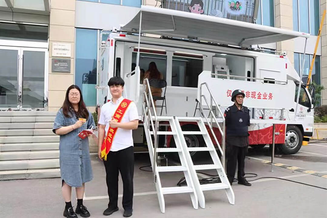 工行临沂分行开展流动银行车进乡村市场活动